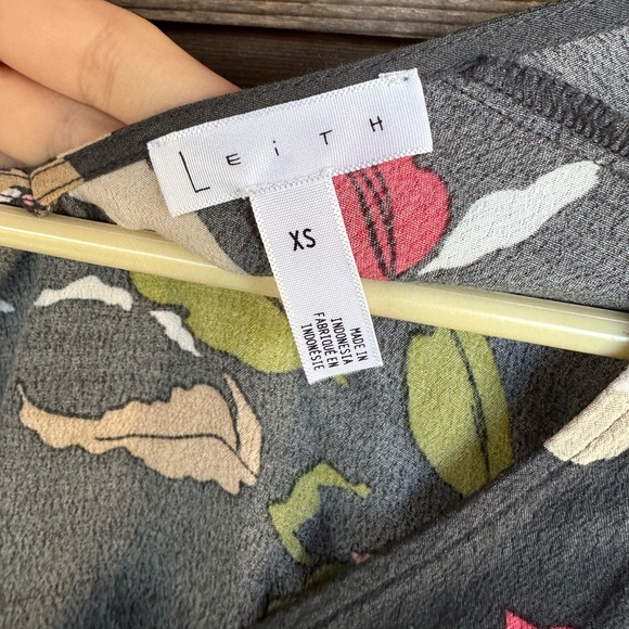 Leith Cropped Rayon Flounce Sleeve Top V Neck Button Down Floral - Picture 4 of 4